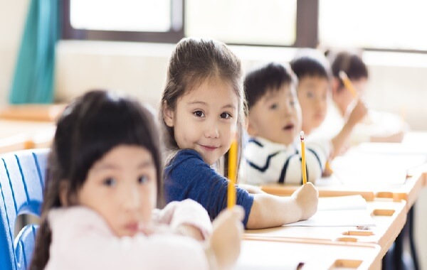 1 tháng trước khi chuyển nhà, bạn cần tìm trường học mới cho con nếu địa điểm di chuyển xa nơi ở cũ 